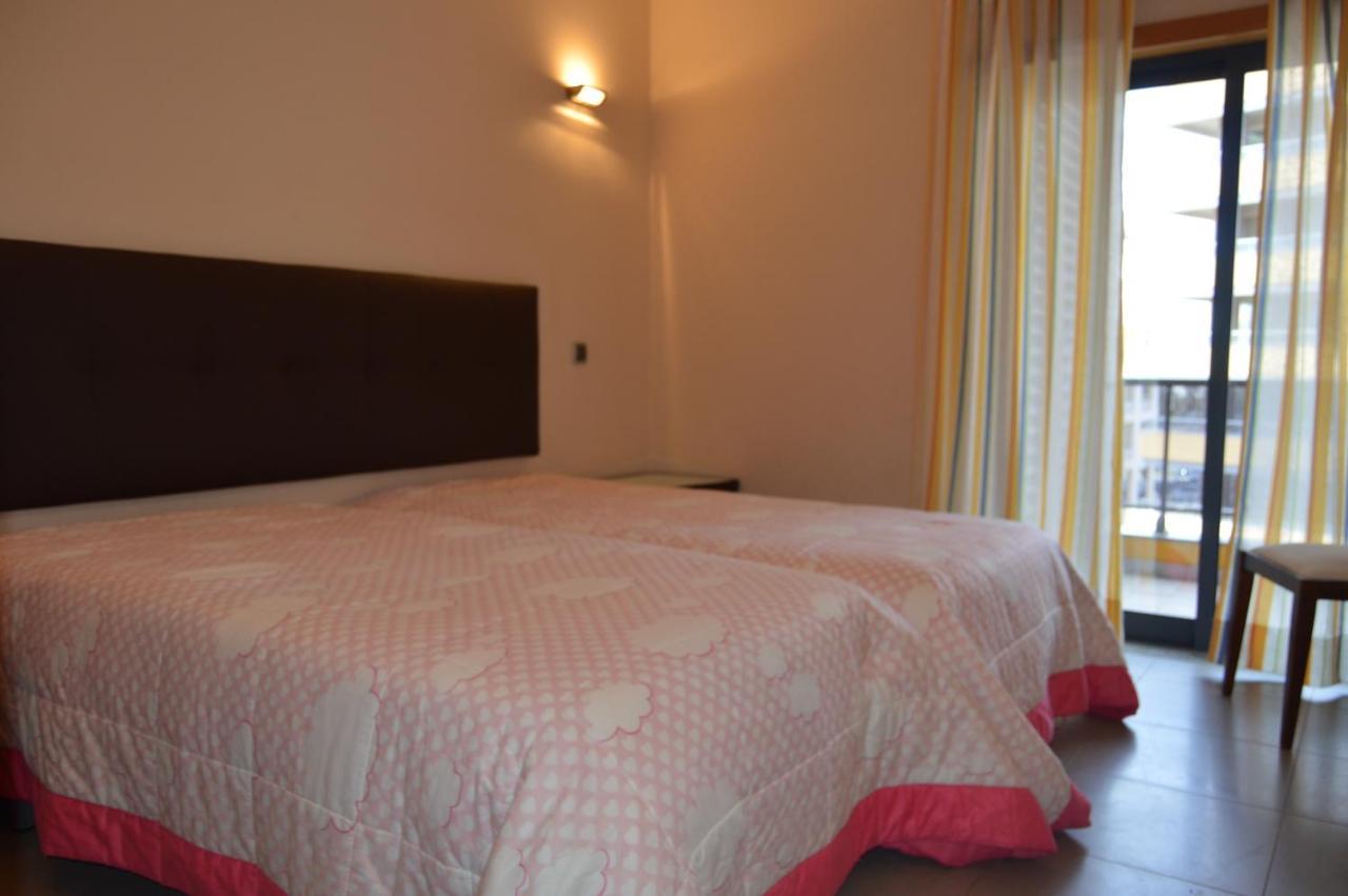 Apartamento Frente Ao Mar Com Piscina De Agua Salgada Quarteira Luaran gambar