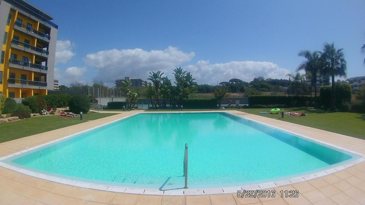Apartamento Frente Ao Mar Com Piscina De Agua Salgada Quarteira Luaran gambar